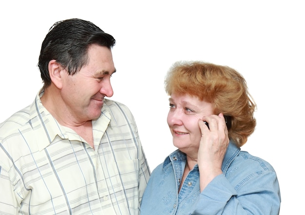 Casal idoso, mulher fala por um telefone celular com cara de feliz. isolado