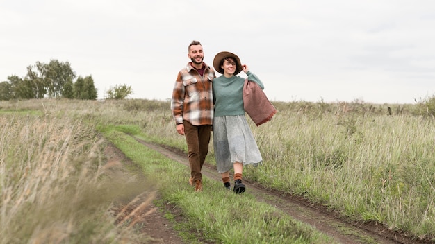 Foto casal improvisado caminhando na trilha