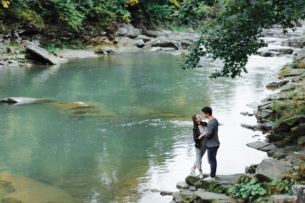 casal incrivelmente bonito e adorável no rio da montanha