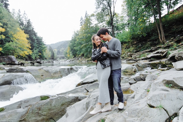 casal incrivelmente bonito e adorável no rio da montanha