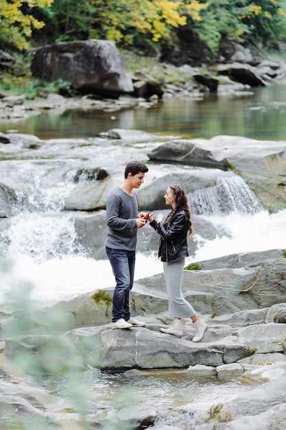 casal incrivelmente bonito e adorável no rio da montanha