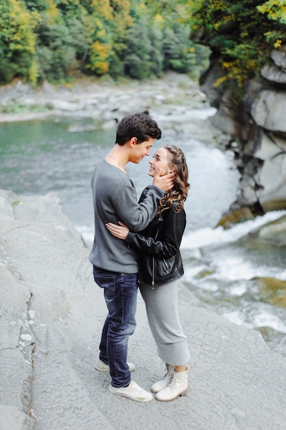 casal incrivelmente bonito e adorável perto de um rio de montanha