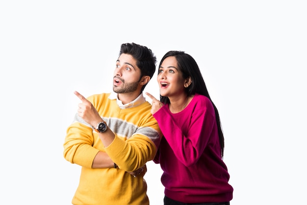 Casal indiano asiático usa um suéter quente colorido ou roupas de inverno de lã, isolado contra um fundo branco