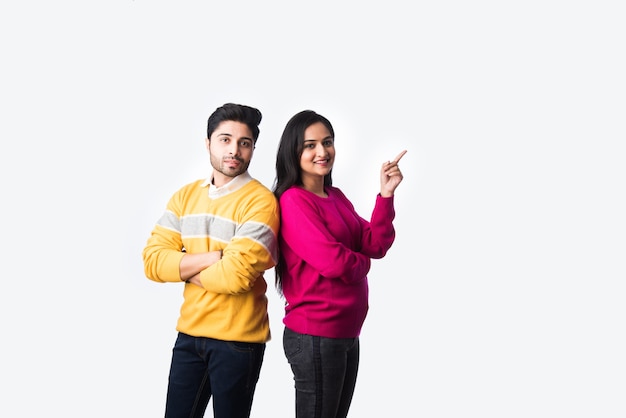 Casal indiano asiático usa um suéter quente colorido ou roupas de inverno de lã, isolado contra um fundo branco