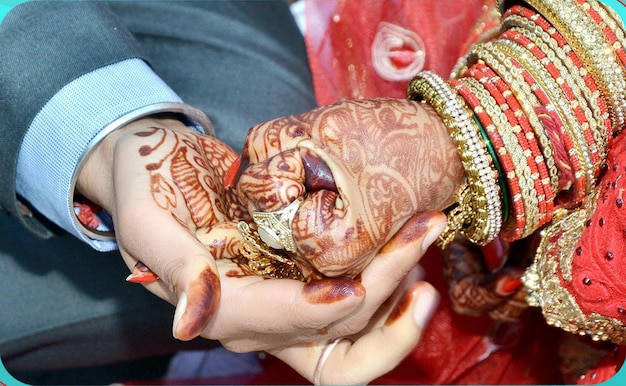 Casal indiano jogando Ring Fishing na cerimônia de casamento de I