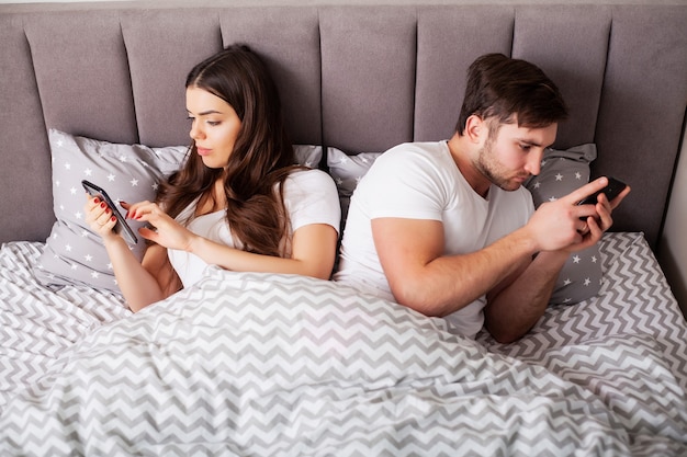 Casal infeliz e o conceito de problemas sexuais.