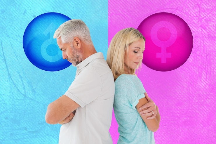 Foto casal infeliz não falando um com o outro contra rosa e azul