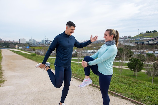 Casal inferior jovem dois amigo forte desportiva desportista mulher homem em roupas desportivas aquecer