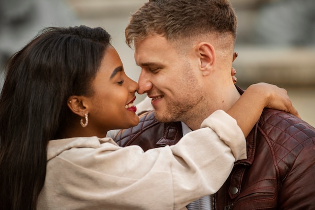 Casal interracial comemorando o dia dos namorados