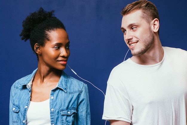 Casal Interracial Música Ouvir Fones de ouvido Divirta-se Sorrir União Amor Igualdade Felicidade Unidade Conexão Conceito de Relacionamento