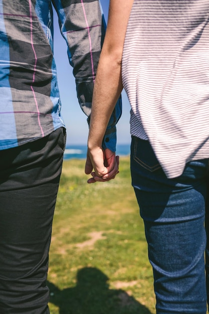 Casal Irreconhecível De Mãos Dadas