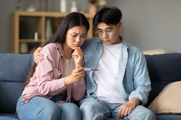 Casal japonês infeliz com resultado negativo de teste de gravidez em casa