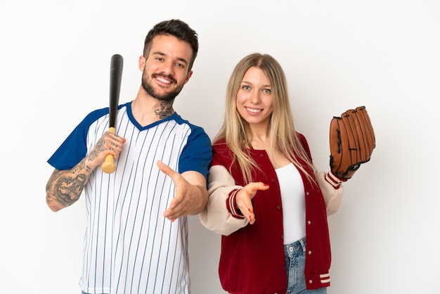 Casal jogando beisebol sobre fundo branco isolado apertando as mãos para fechar um bom negócio