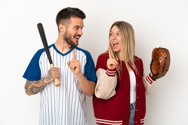 Casal jogando beisebol sobre fundo branco isolado com a intenção de descobrir a solução enquanto levanta um dedo