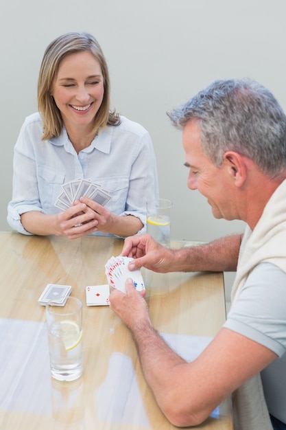 Casal jogando cartas na mesa