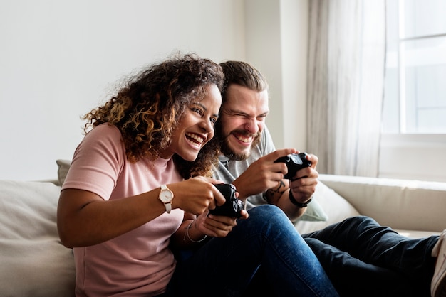 Foto casal jogando jogo em casa juntos