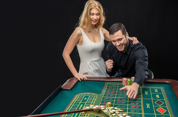 Casal jogando roleta ganha no cassino