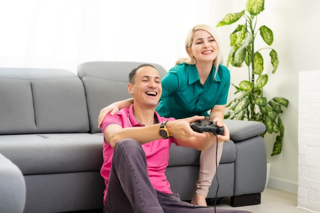 Casal jogando videogame em casa