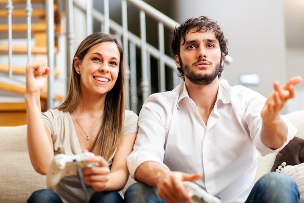 Casal jogando videogame em casa