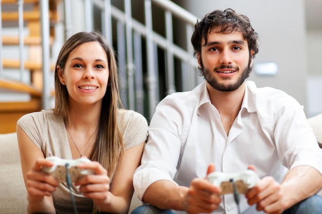 Foto casal jogando videogame em casa