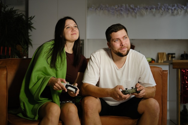 Casal jogando videogame no sofá