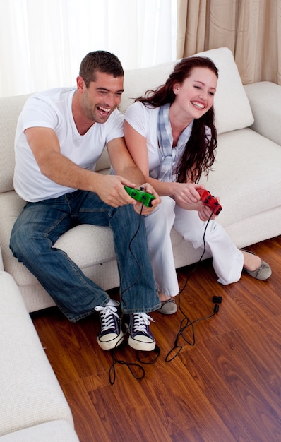 Casal jogando videogames na sala de estar