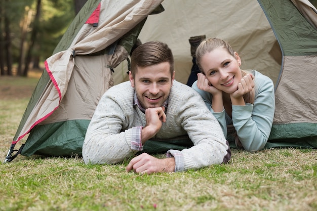 Casal jovem acampando na região selvagem