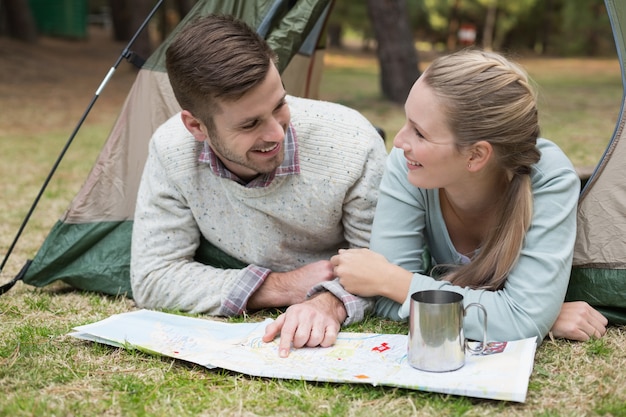 Casal jovem acampando na região selvagem