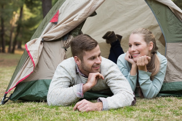 Casal jovem acampando na região selvagem