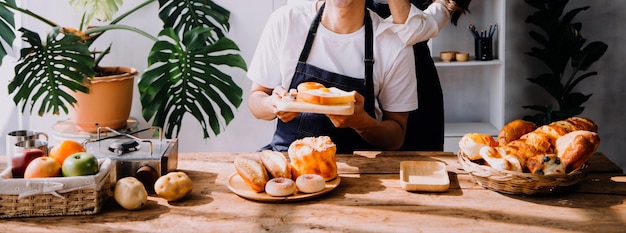 Casal jovem adulto feliz tomando café da manhã e tomando café juntos na cozinha aconchegante de manhã em casa Preparando refeição e sorrindo Estilo de vida lazer e conceito de amor