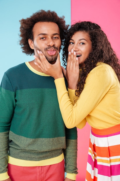 Casal jovem afro-americano alegre brincando e se divertindo