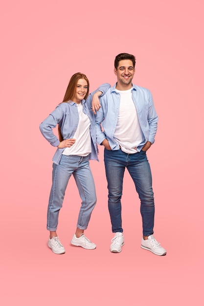 Casal jovem alegre em roupas semelhantes