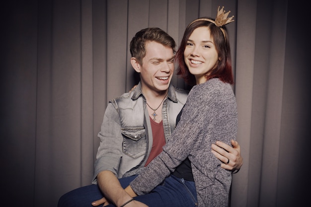 Casal jovem alegre, se divertindo e posando juntos