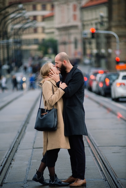 Casal jovem apaixonado beijando nas ruas de Praga, República Tcheca