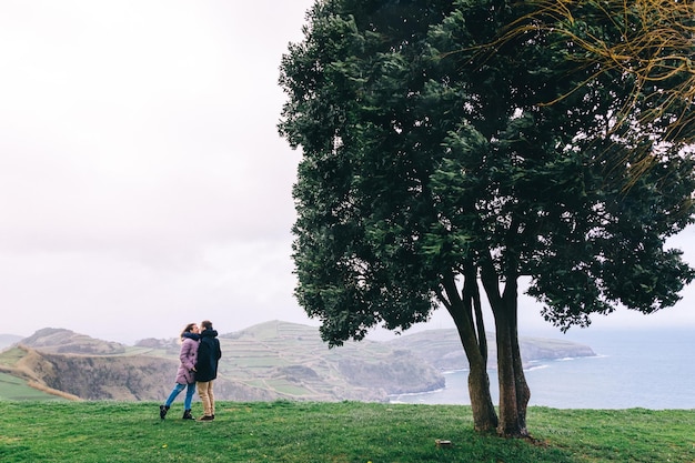 Casal jovem apreciando a paisagem e um ao outro também conhecido como Açores Portugal