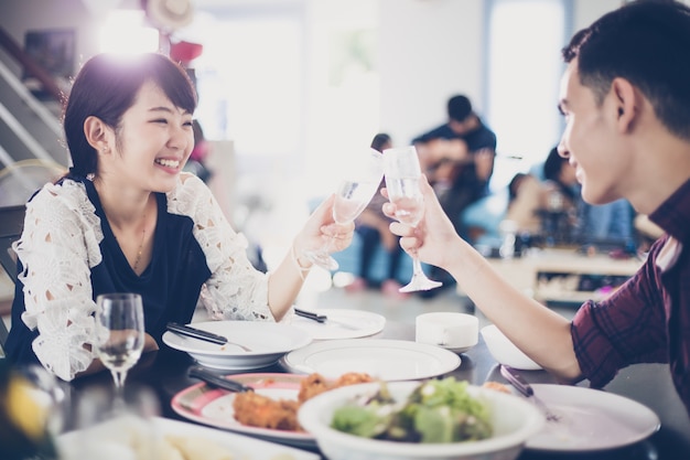 Casal jovem asiático, desfrutando de um jantar romântico