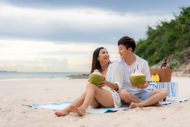 Casal jovem asiático na praia