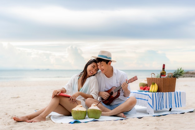 Casal jovem asiático na praia