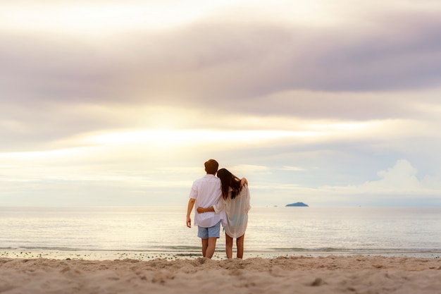 Casal jovem asiático na praia