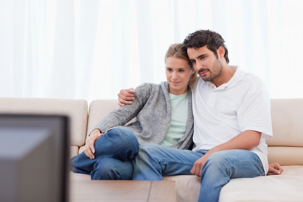 Casal jovem assistindo TV