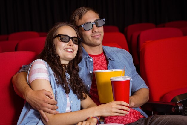 Casal jovem assistindo um filme 3d