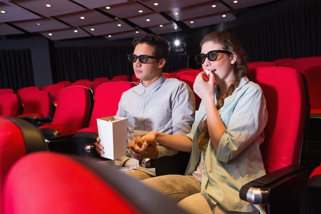 Casal jovem assistindo um filme 3d