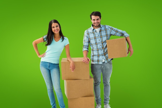 Casal jovem atraente com caixas em movimento contra vinheta verde