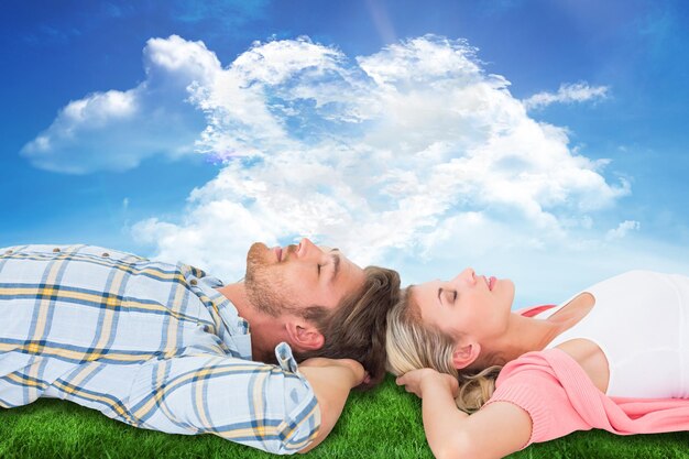 Casal jovem atraente dormindo pacificamente contra o coração da nuvem