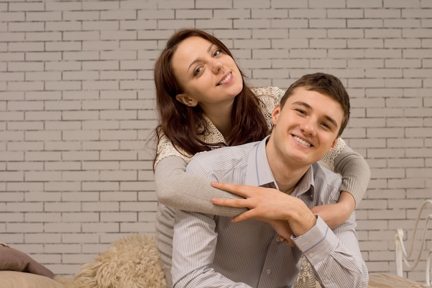 Casal jovem atraente e feliz relaxando juntos