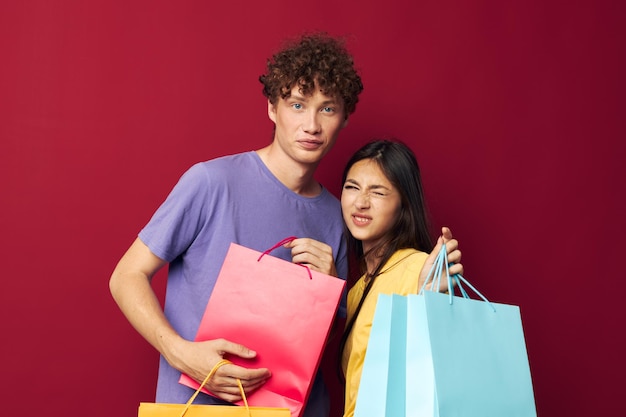 Casal jovem bonito em camisetas coloridas com sacos Compras Estilo de vida inalterado