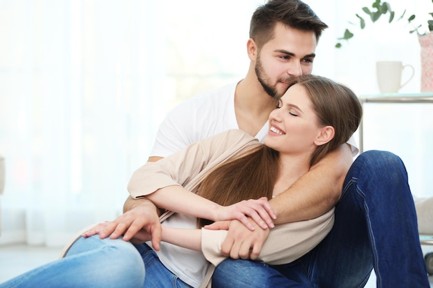 Casal jovem bonito juntos em casa