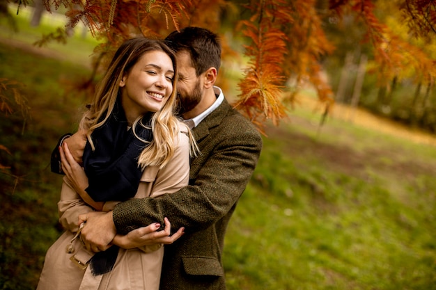 Casal jovem bonito no parque outono