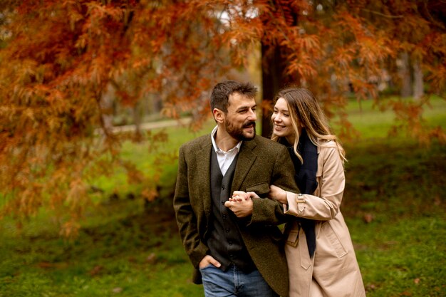 Casal jovem bonito no parque outono