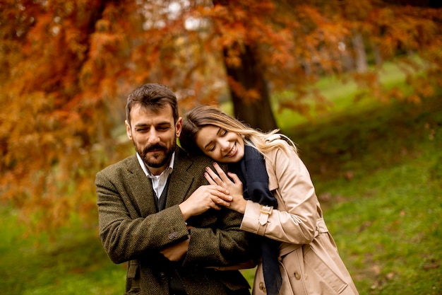 Casal jovem bonito no parque outono